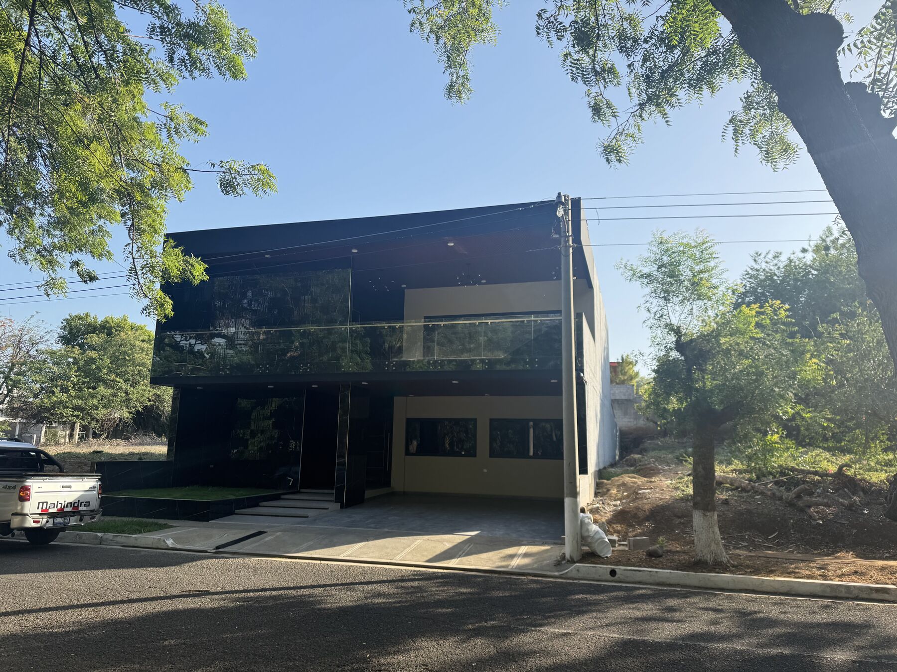 Fachada con vidrio oscuro · LM
