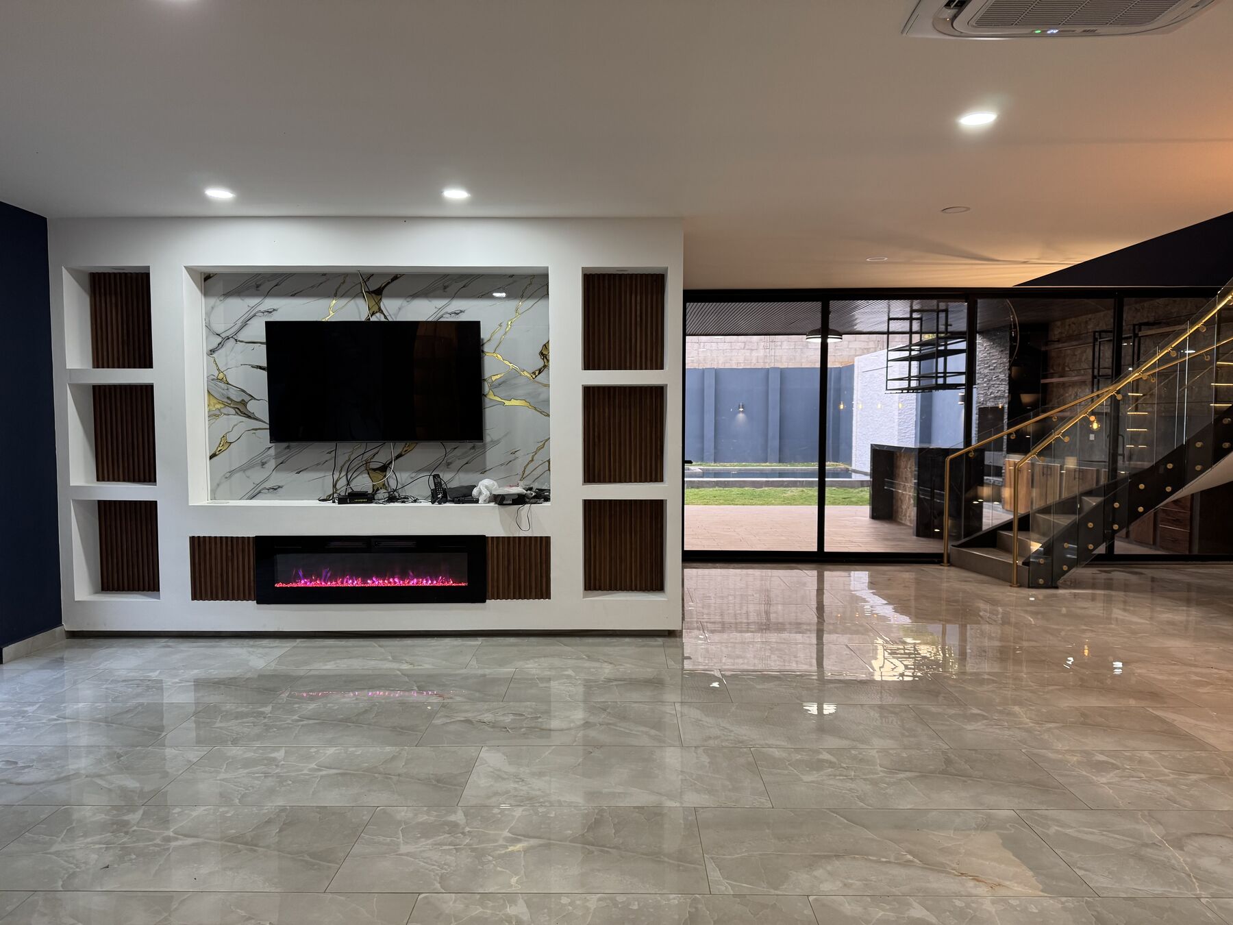 Muro de TV con chimenea eléctrica · LM