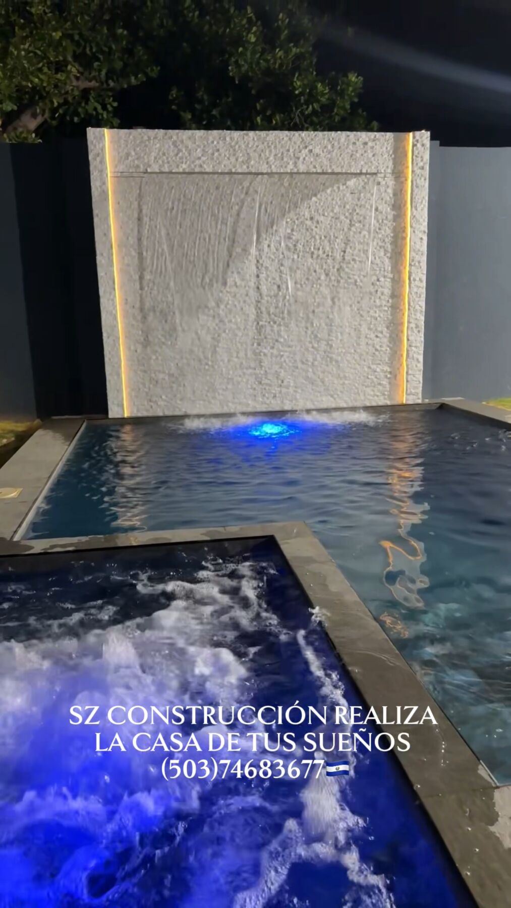 Piscina con cascada iluminada · LM