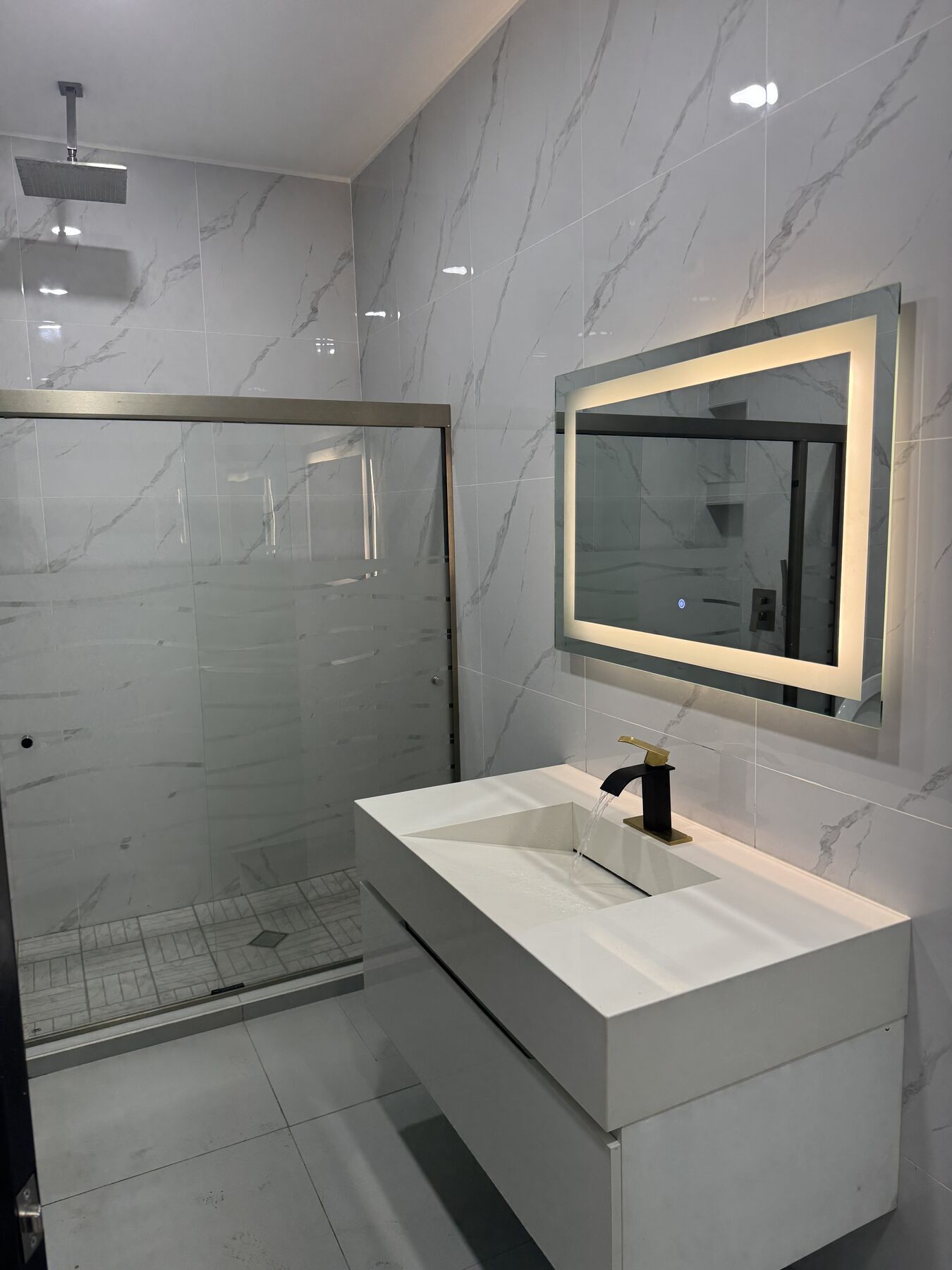 Baño con espejo iluminado · LM