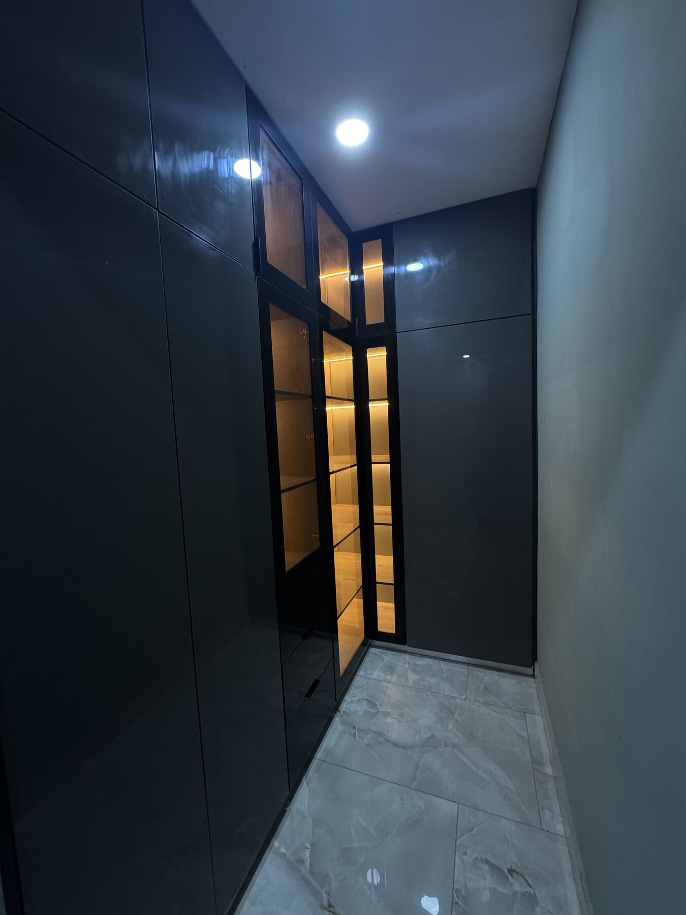 Vestidor con iluminación integrada · LM