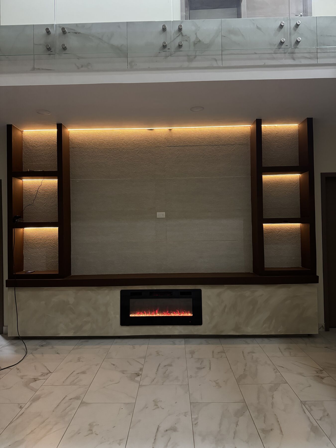Muro de TV con iluminación cálida · RV