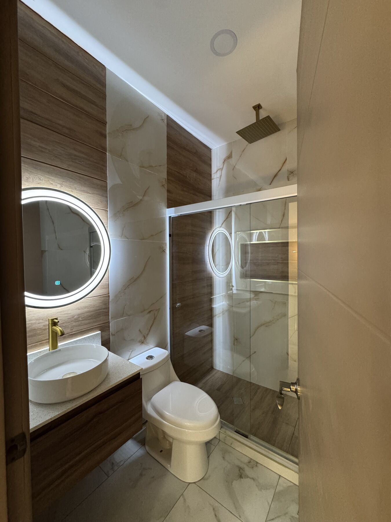 Baño con espejo iluminado · RV