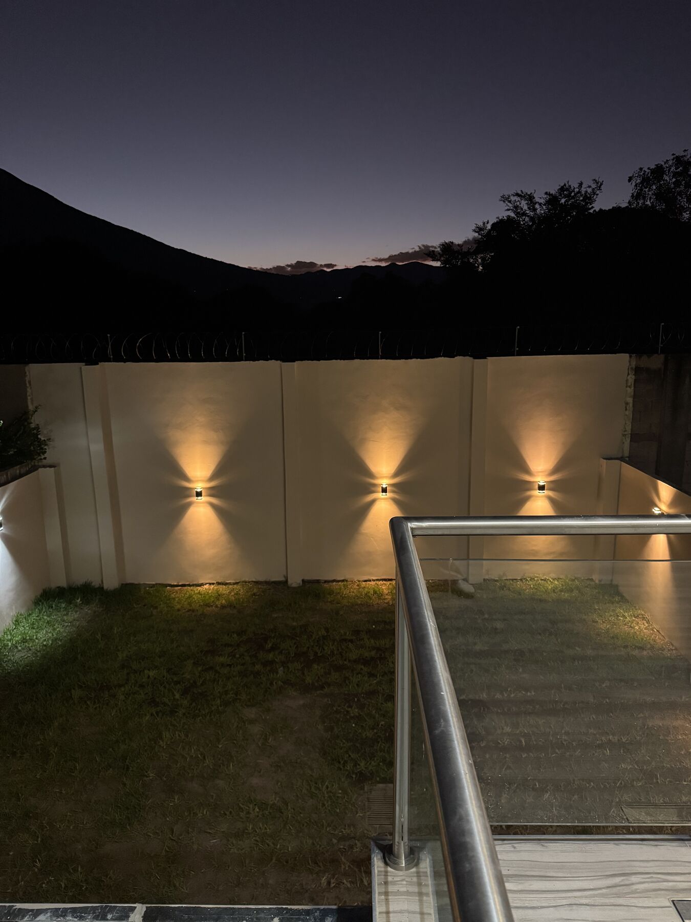 Jardín trasero iluminado · RV