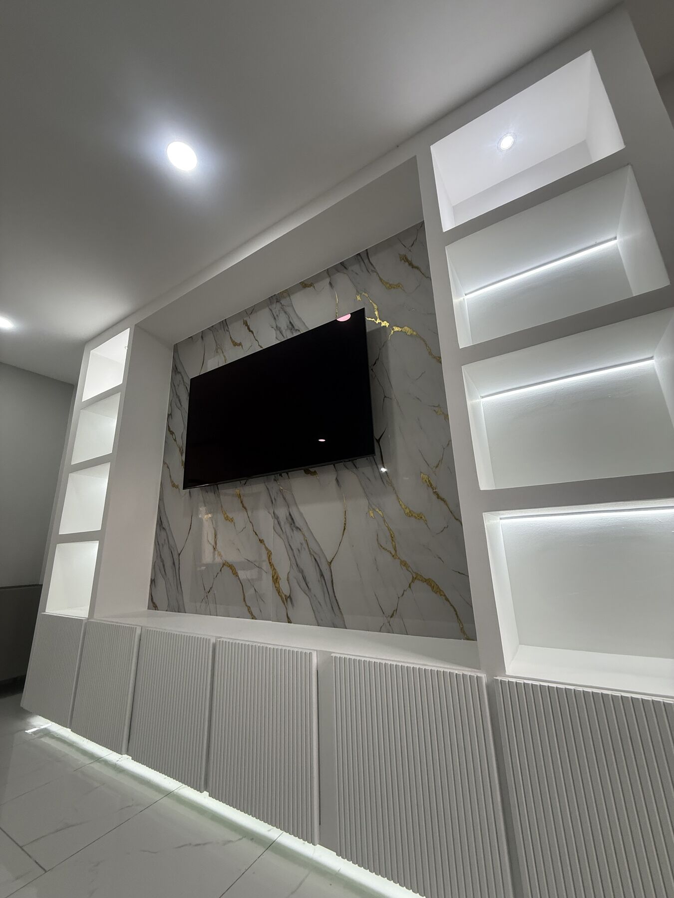 Muro de TV con nichos iluminados · PV