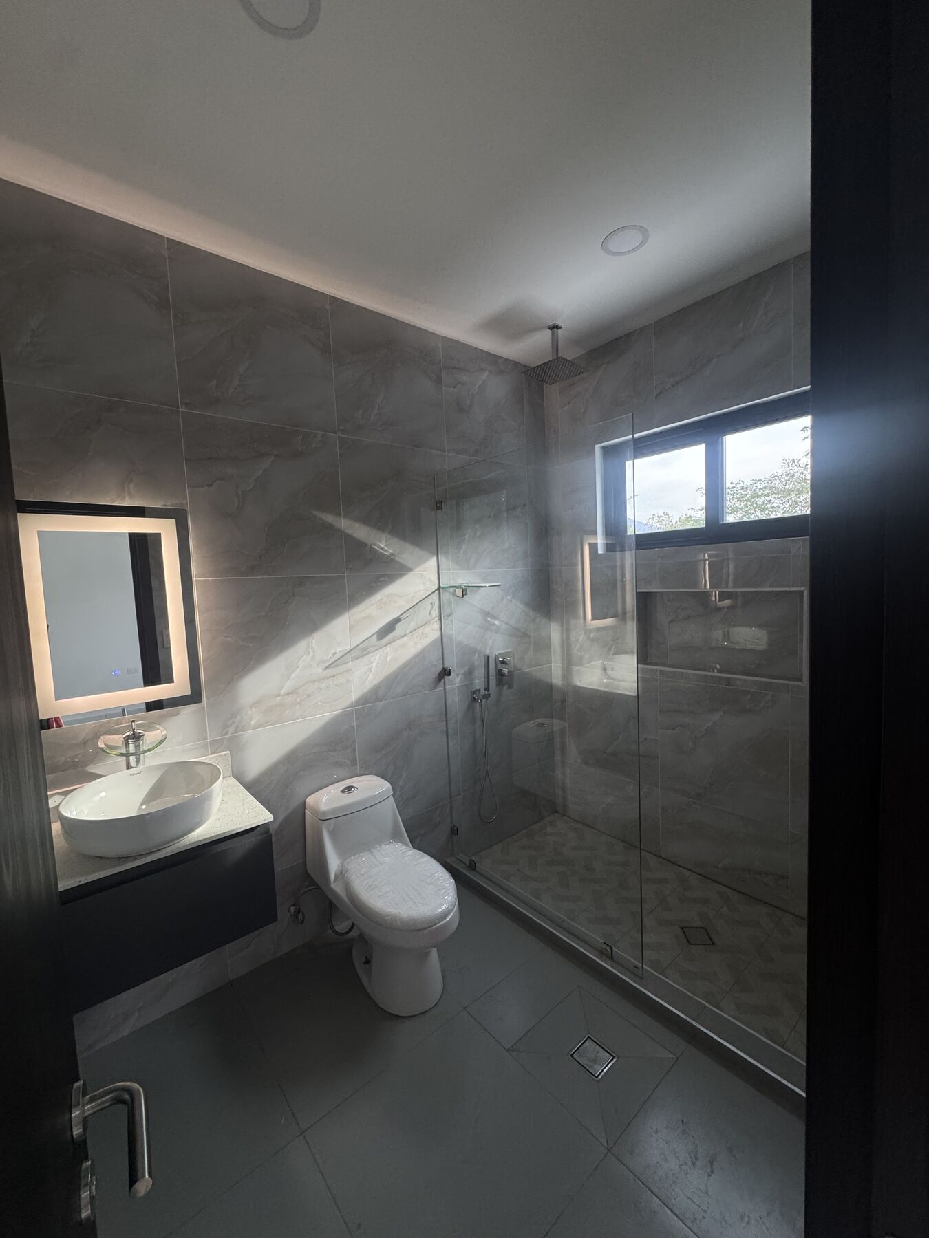 Baño con espejo iluminado · PV