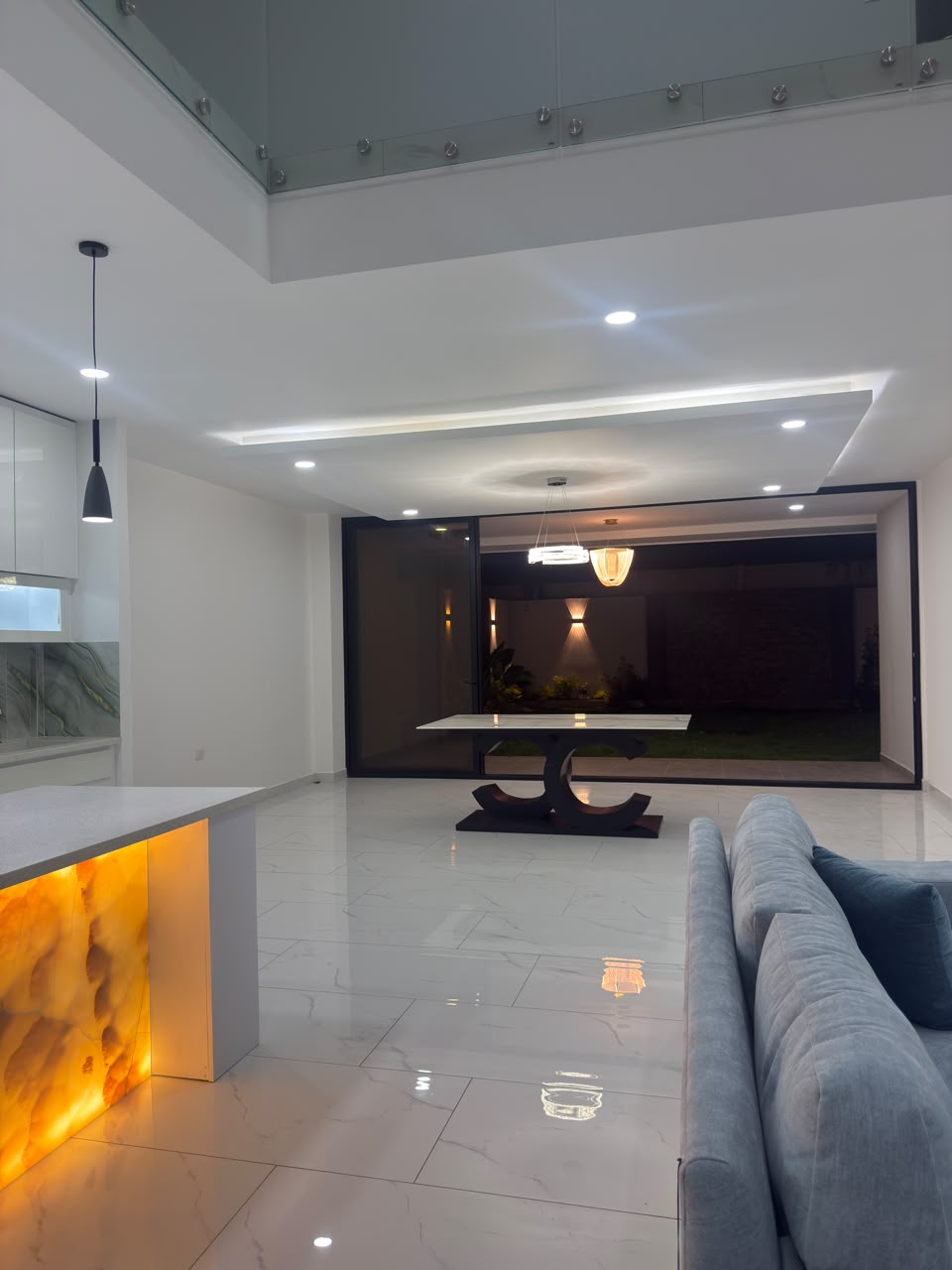 Vista de la cocina y comedor desde la sala · PV