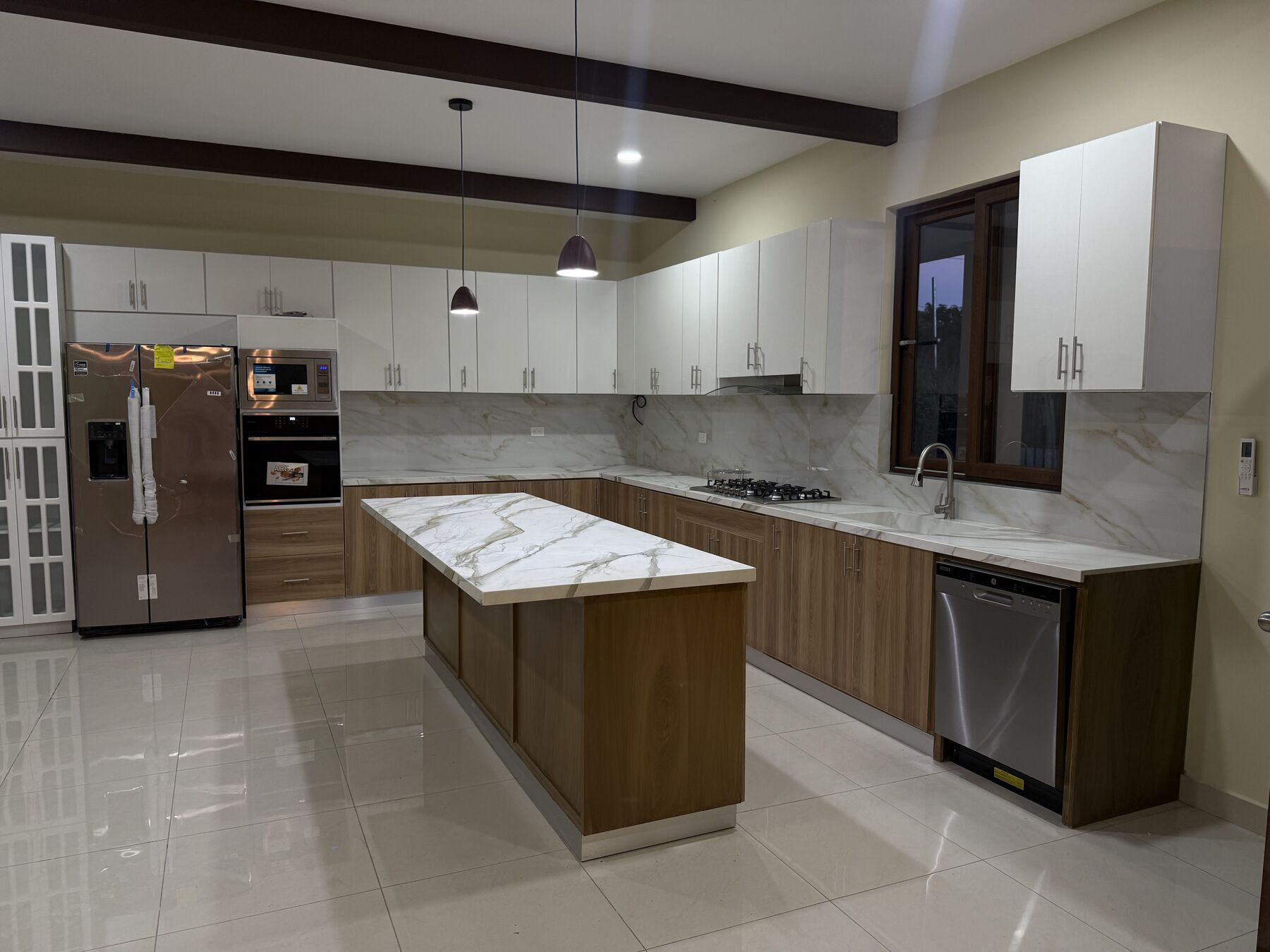 Cocina con superficies de cuarzo · AA