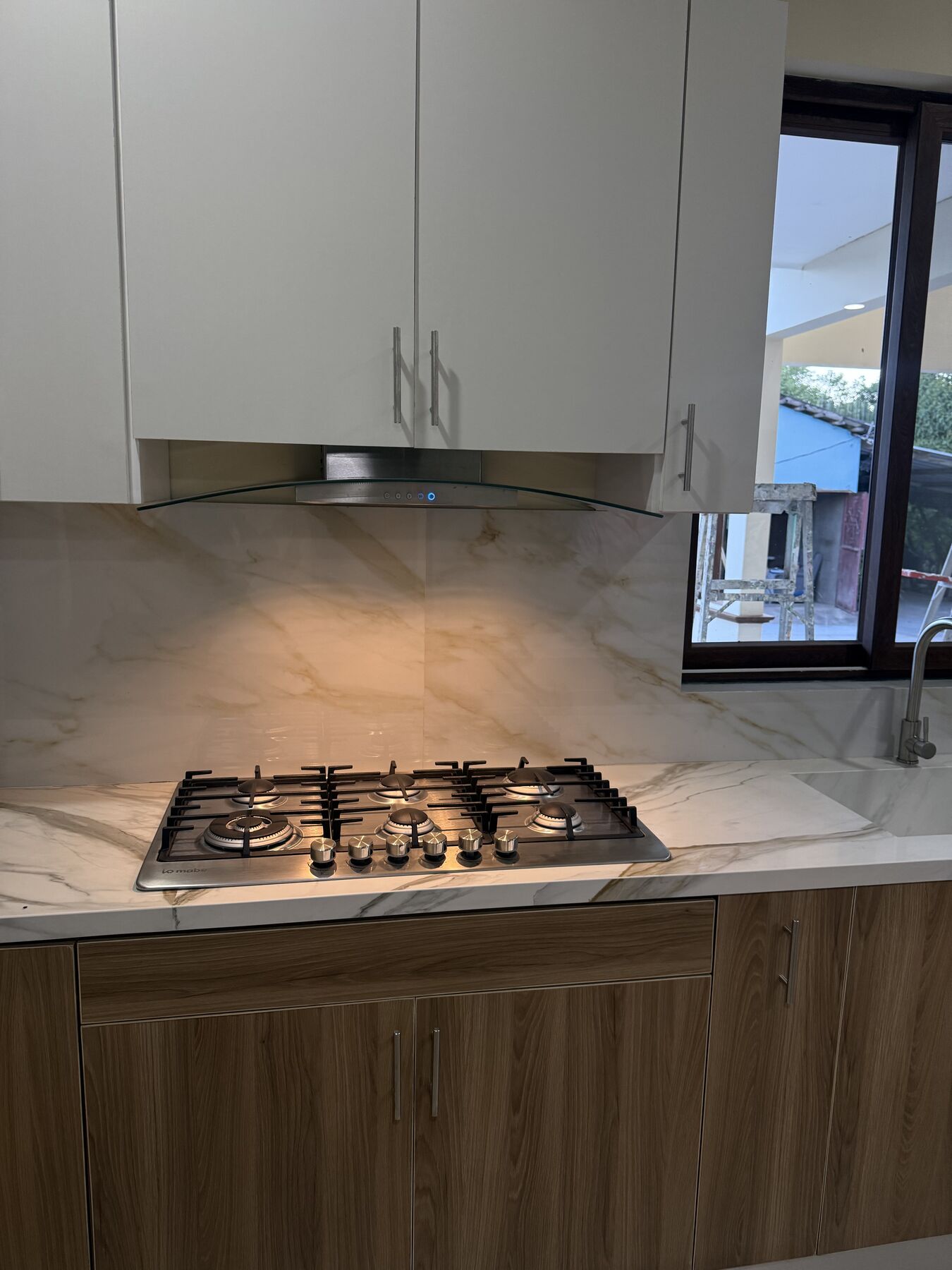 Cocina con estufa empotrada · AA