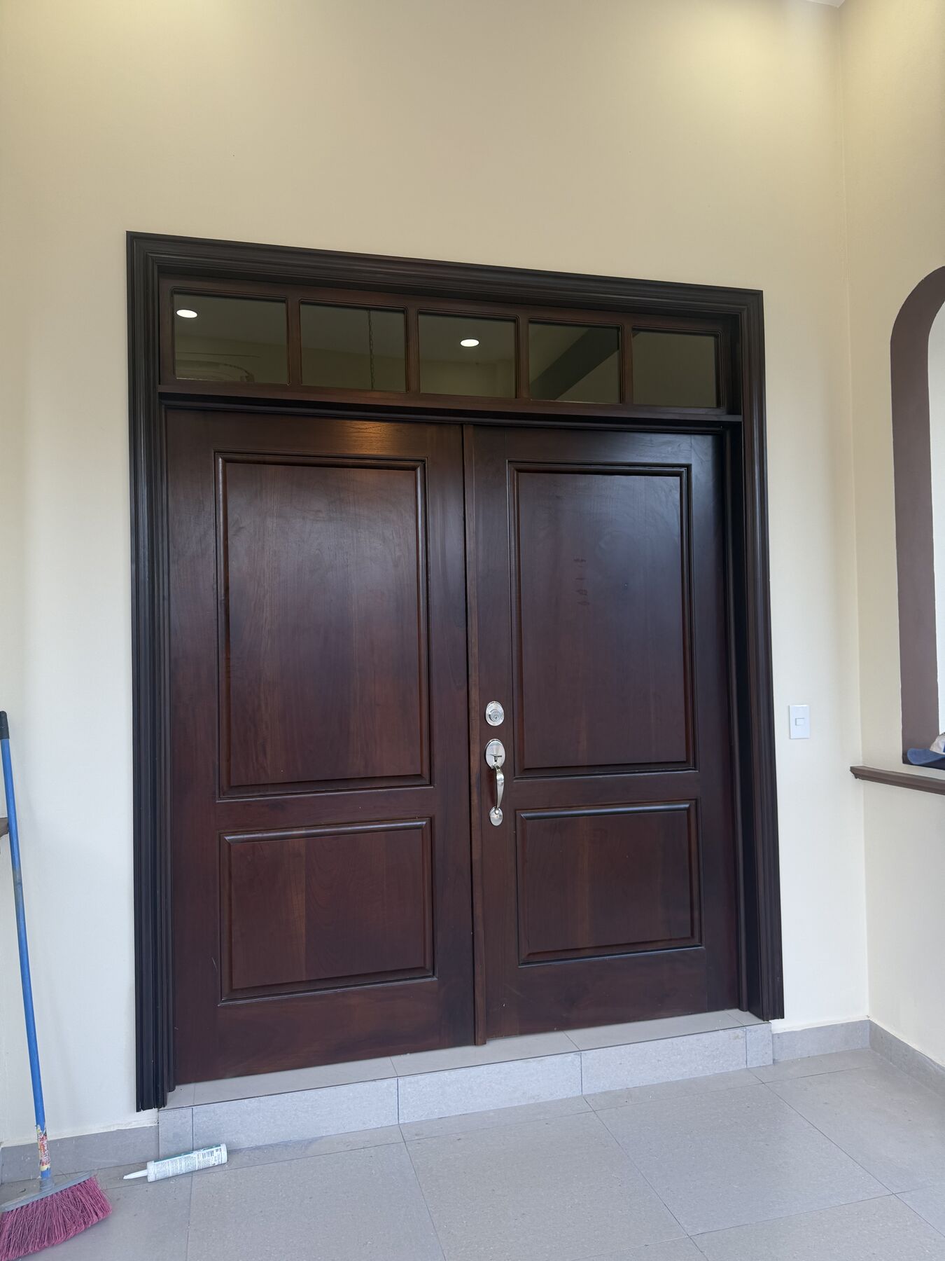 Puerta principal de madera · AA