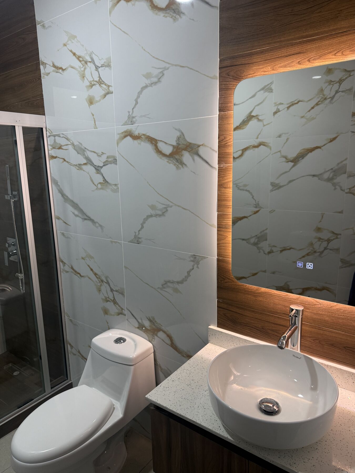 Baño con mármol de vetas doradas · AA