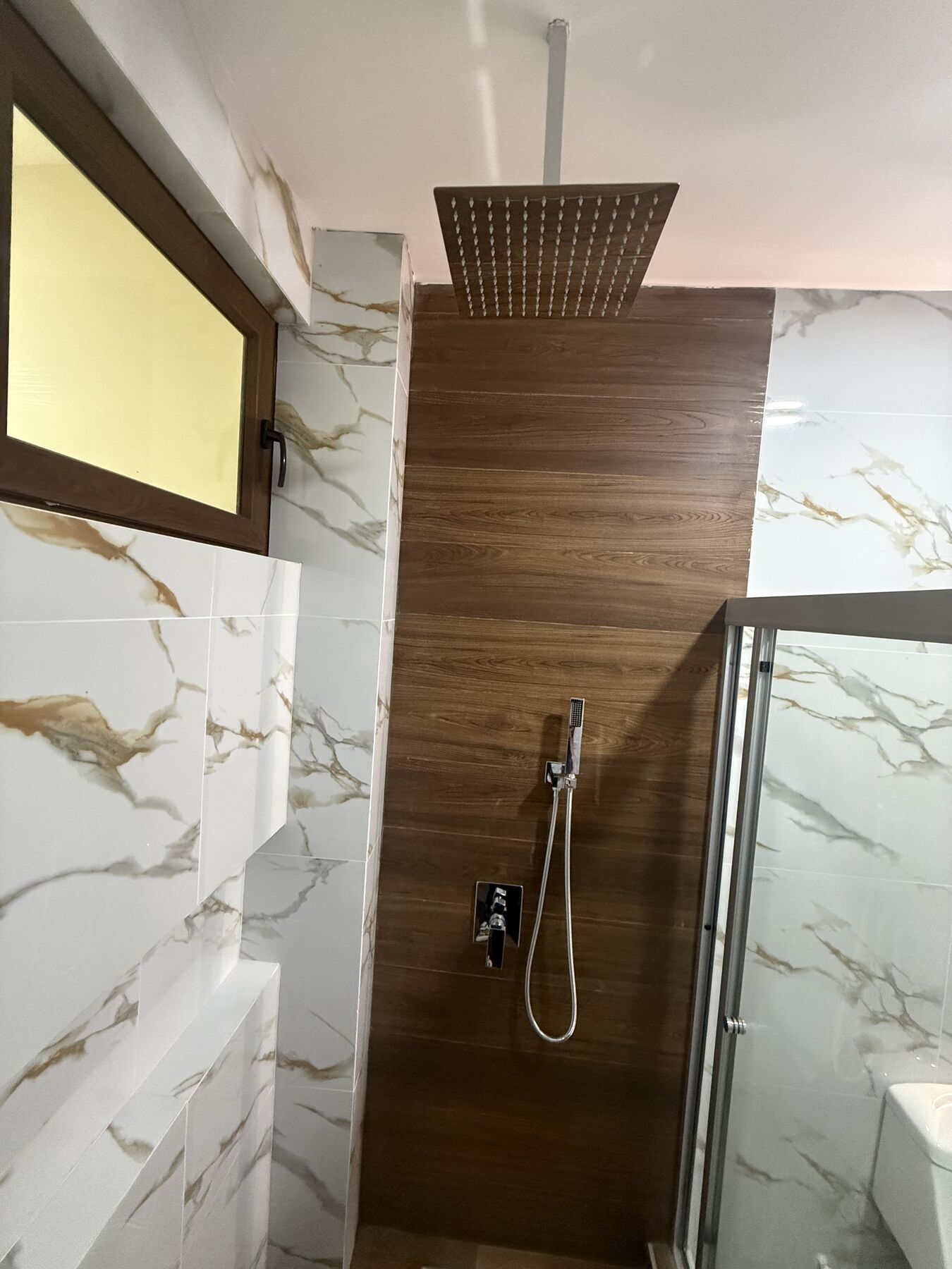 Ducha con revestimiento de madera · AA