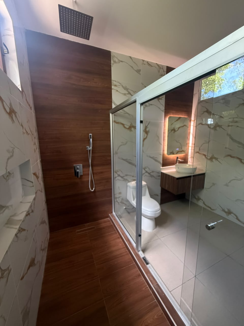 Sala de estar con ventanales · AA