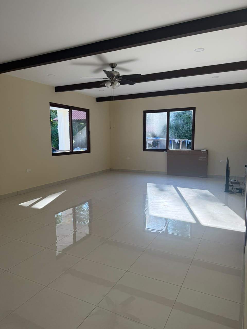 Sala de estar con ventanales y chimenea · AA