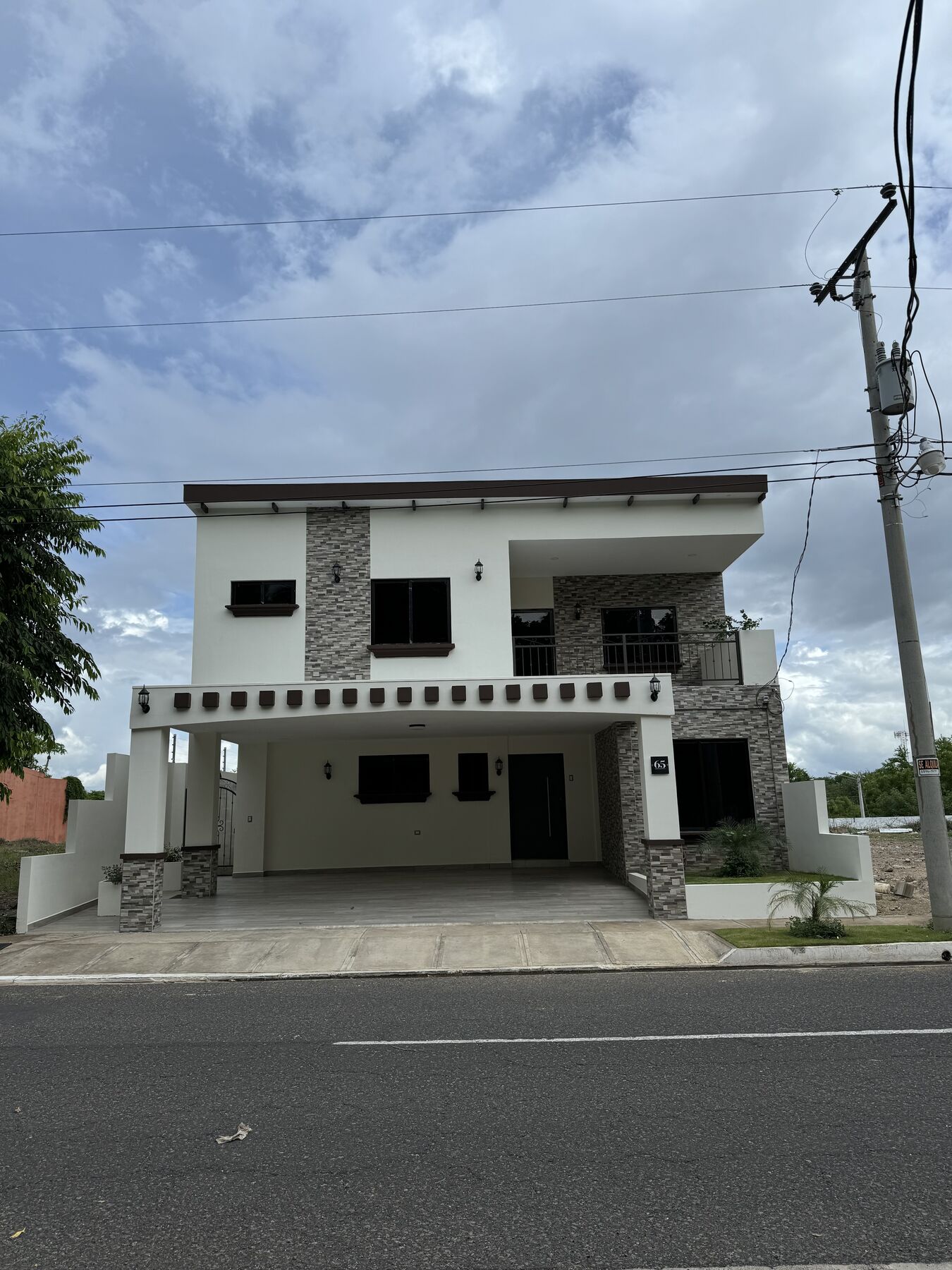 Fachada desde la calle · VB