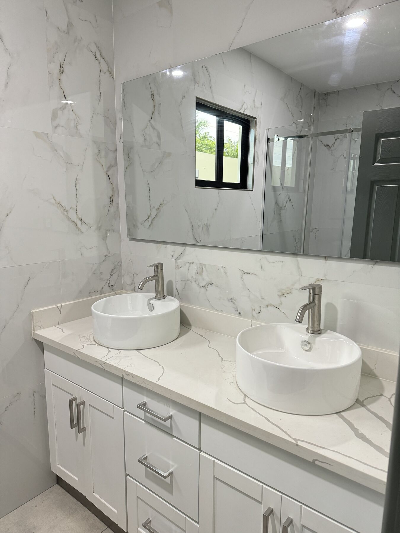 Baño con lavamanos doble · VB
