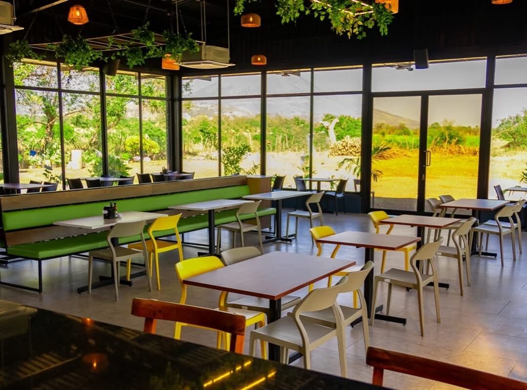 Comedor con vista al exterior · Restaurante Fuego y Brazas