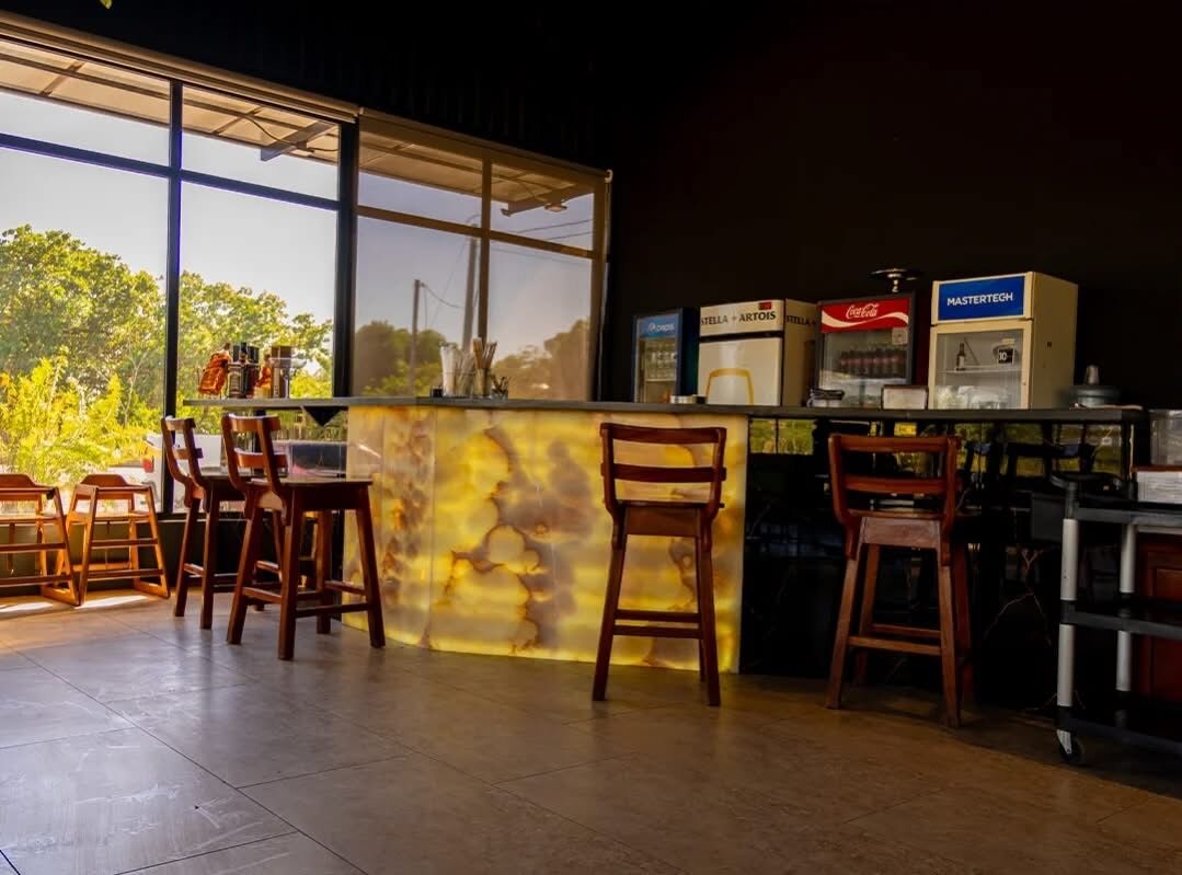 Bar con barra de ónix iluminada · Restaurante Fuego y Brazas