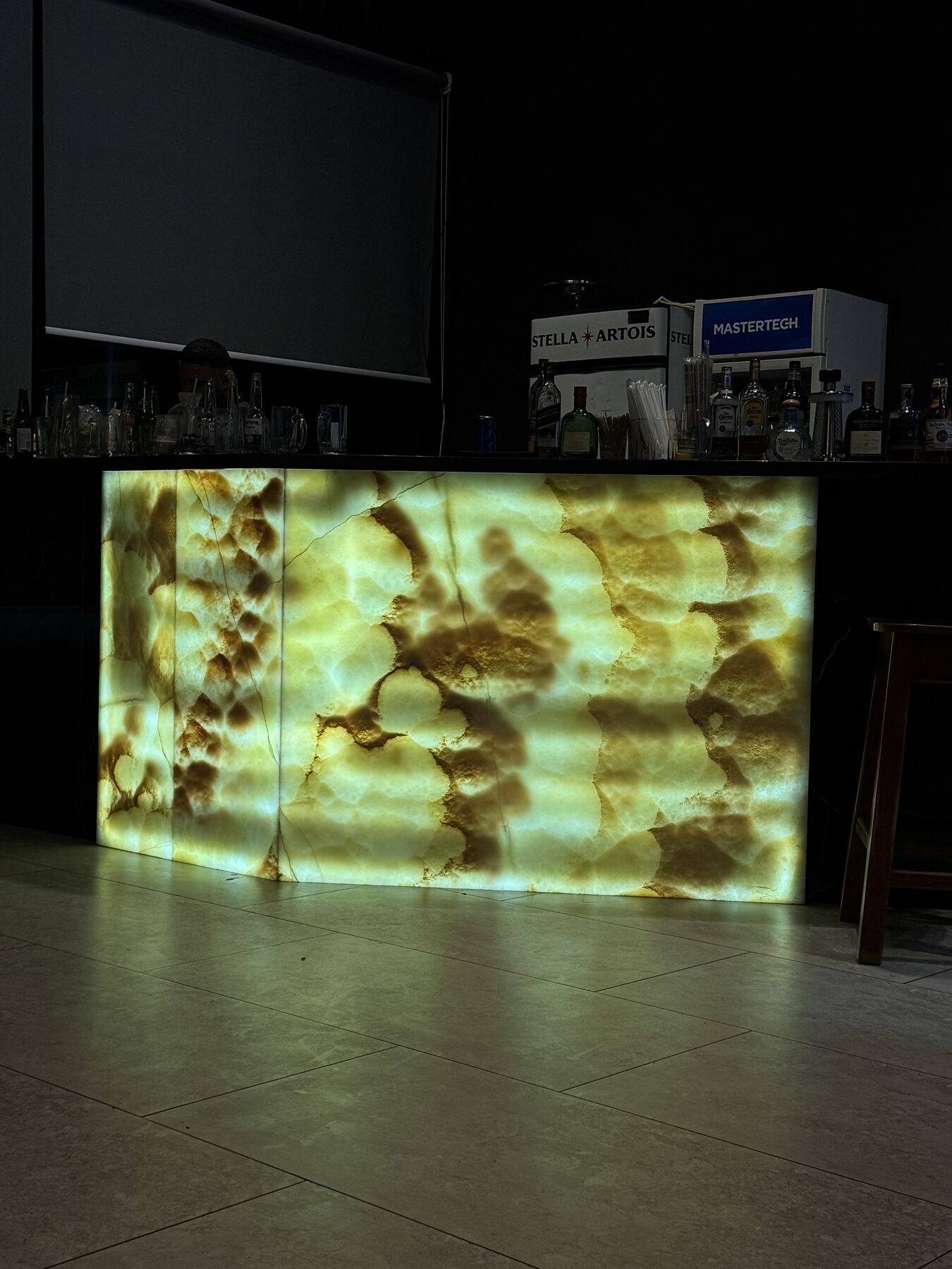 Panel de ónix translúcido · Restaurante Fuego y Brazas