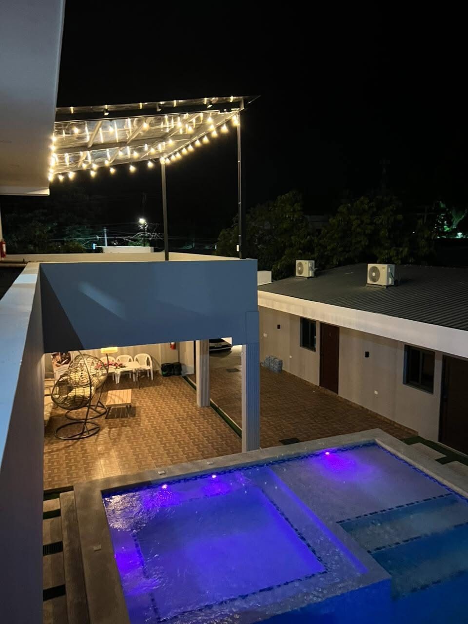 Jacuzzi integrado en la terraza · Hotel Silvias Inn