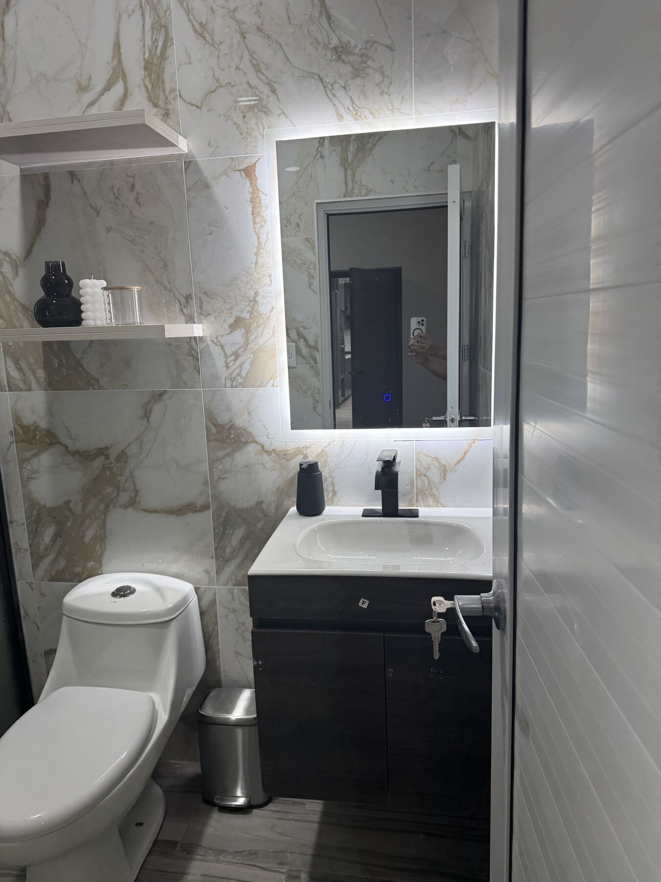 Baño con mármol · Hotel Silvias Inn