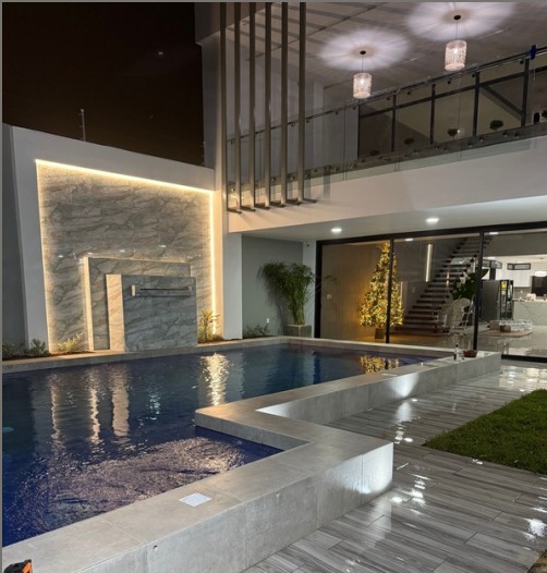 Piscina iluminada de una residencia construida por SZ Construcción